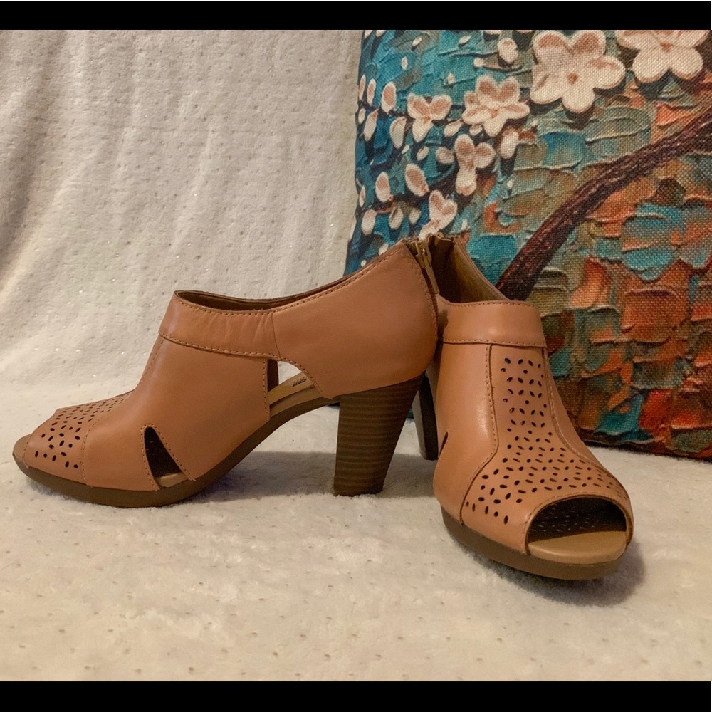 Clark’s Tan Heels